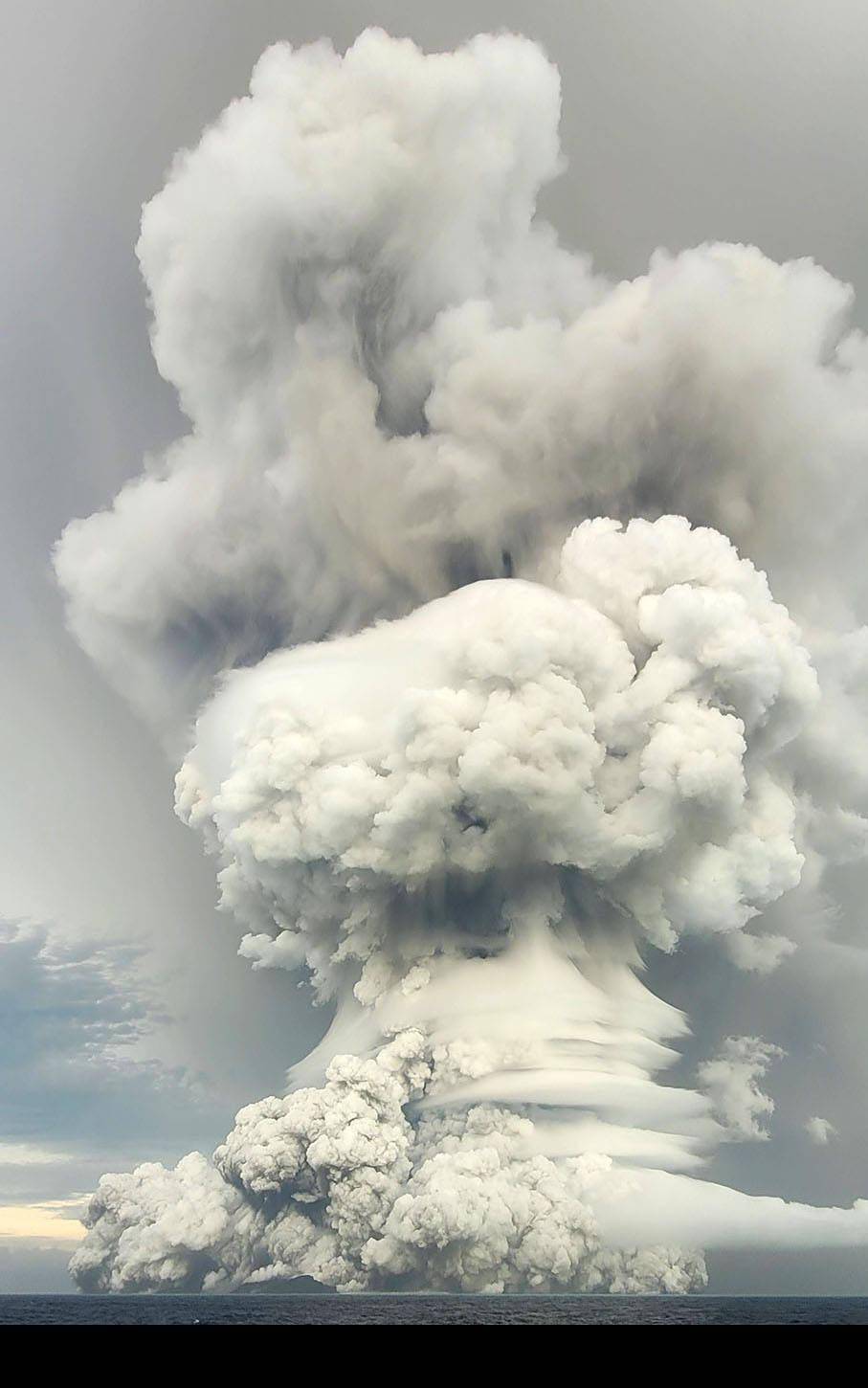 海底火山喷发后的汤加 有民众称在火山灰笼罩下恍如 月表 汤加火山喷发引发海啸蒸汽升腾 汤加火山喷发为何引发越洋海啸 汤加海底火山再次大喷发