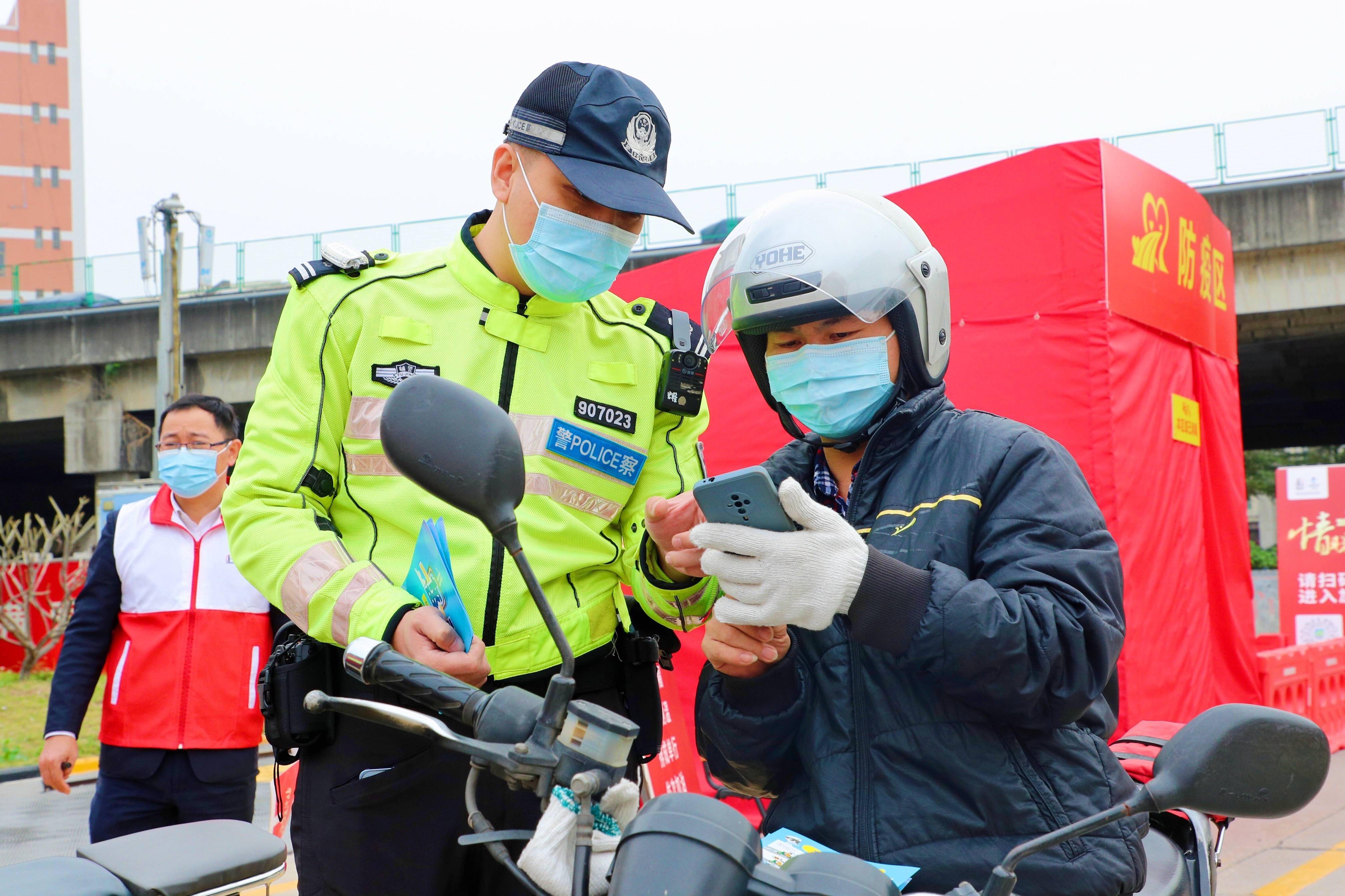 顺德进入"春运时间",交警暖心护航…_铁骑_老人_服务