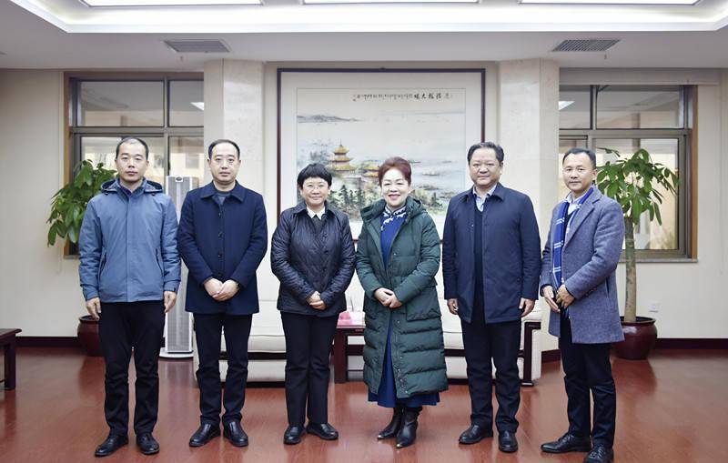 省人社厅党组书记,厅长唐白玉接见了来访的靖州县委副书记,县长黄忆钢