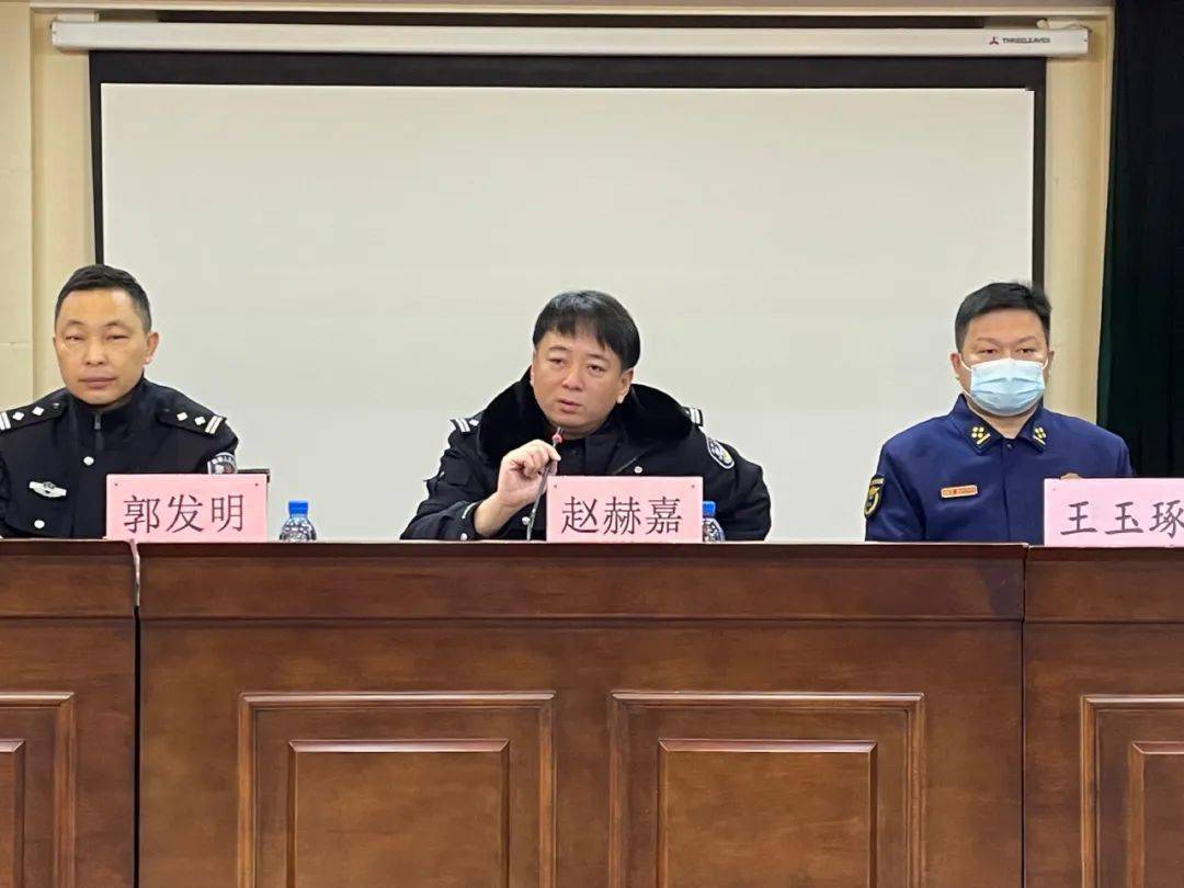 在开班仪式上,调兵山市公安局副局长赵赫嘉作了开班讲话,市消防救援