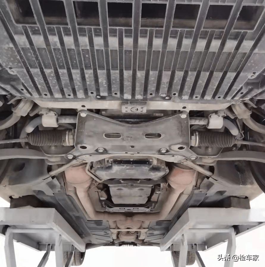 升降架,把今天的主角渐渐的升起来,让我们来看一下这款奔驰c63的底盘