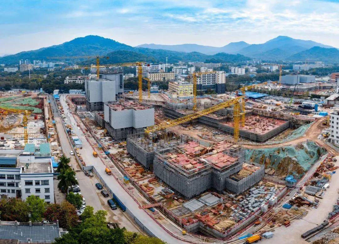 白雲新城可以說是白雲區的首席豪宅區了,陳田村的舊改大盤——富力富