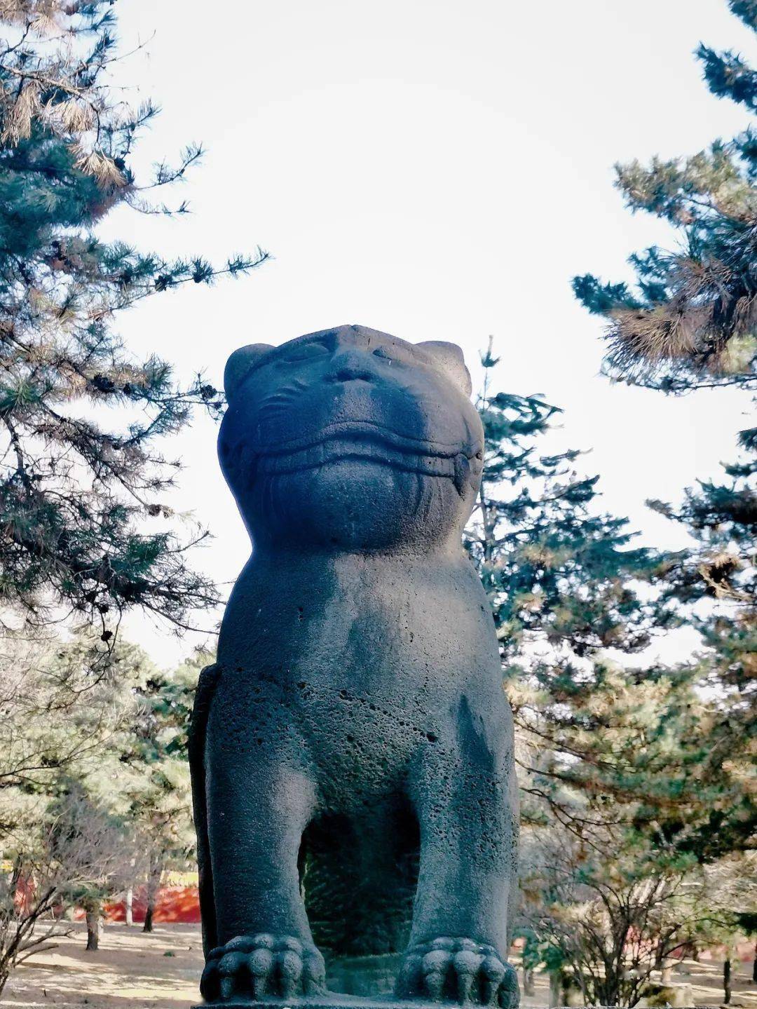 石虎下的基座不是原來就有的,而是於順治十六年(1659年)增修的.