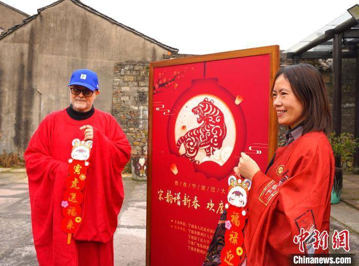 传统|腌雪菜、包年糕饺 外国友人沉浸式体验宁波年味