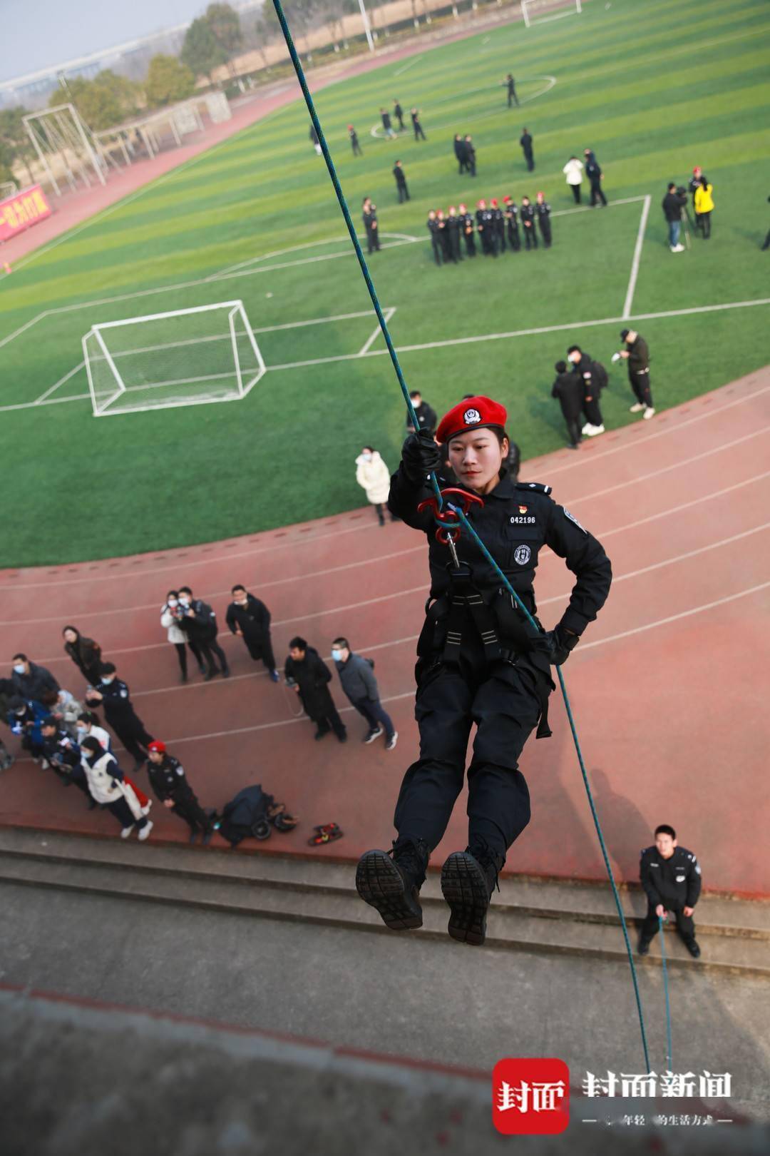 武汉女子特警队展示绝技3秒绳降五层楼50米外一枪打碎鸡蛋