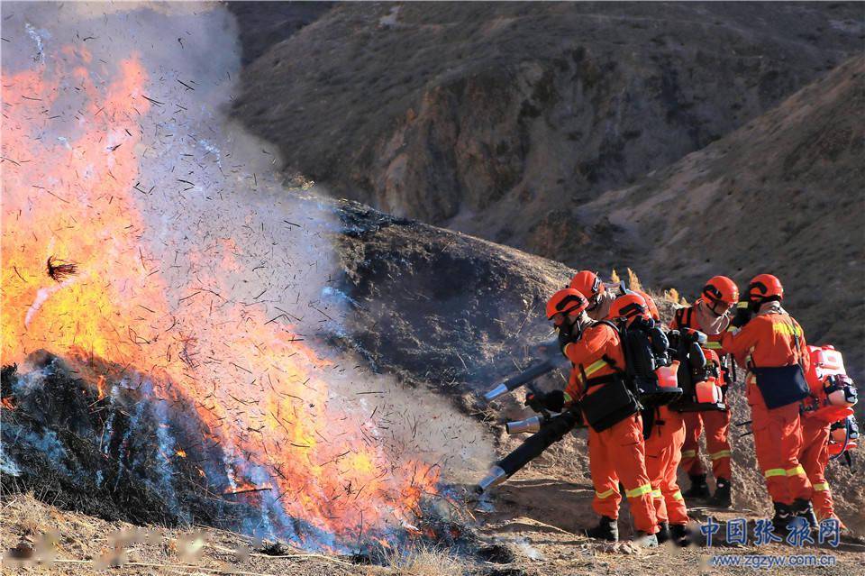 森林消防员年关灭火演练忙_救援_实战_人员