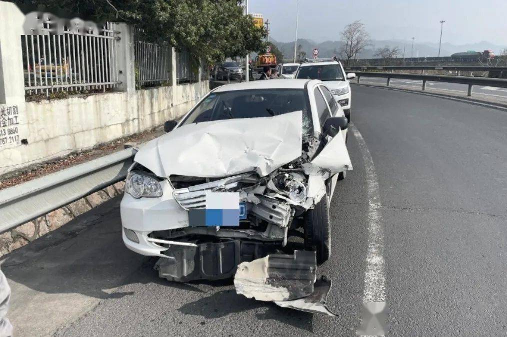 一不留神导致"三车追尾?安全距离很重要!_青田_事故_后车