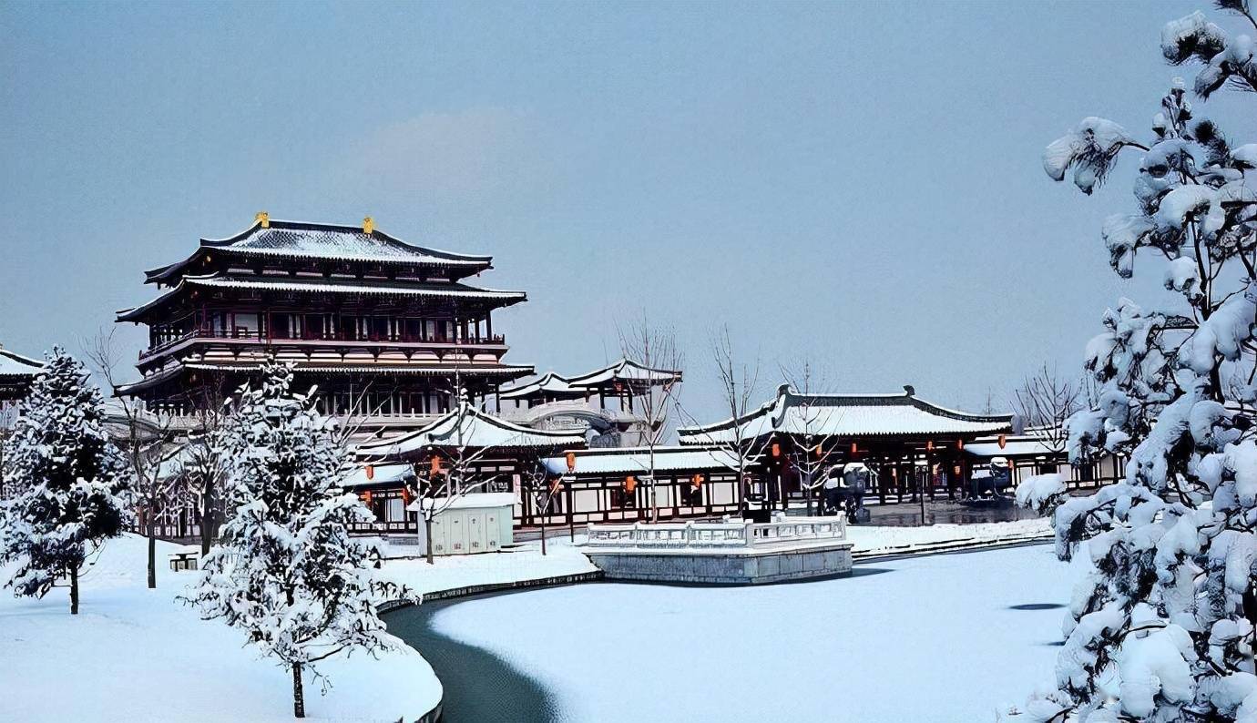 一下雪了,西安就成了长安,雪花漫天,仿佛梦回盛世