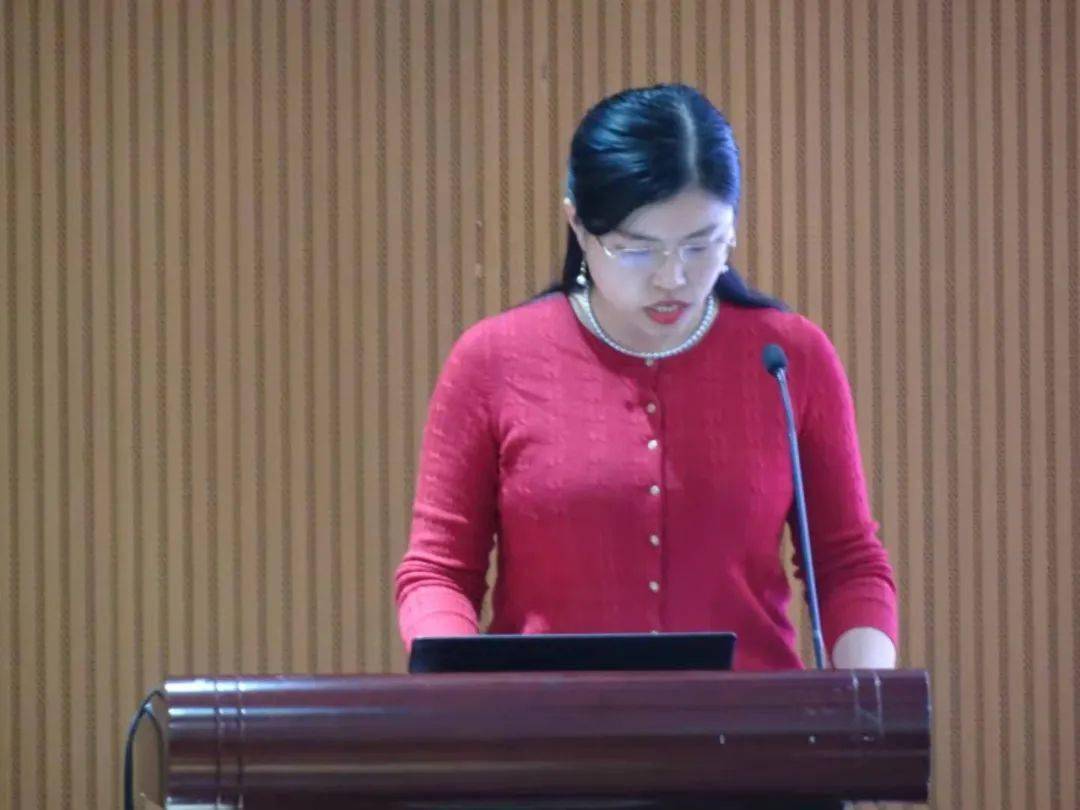 在教学交流环节,语文组刘璐老师分析统编必修教材的特点并提出基于