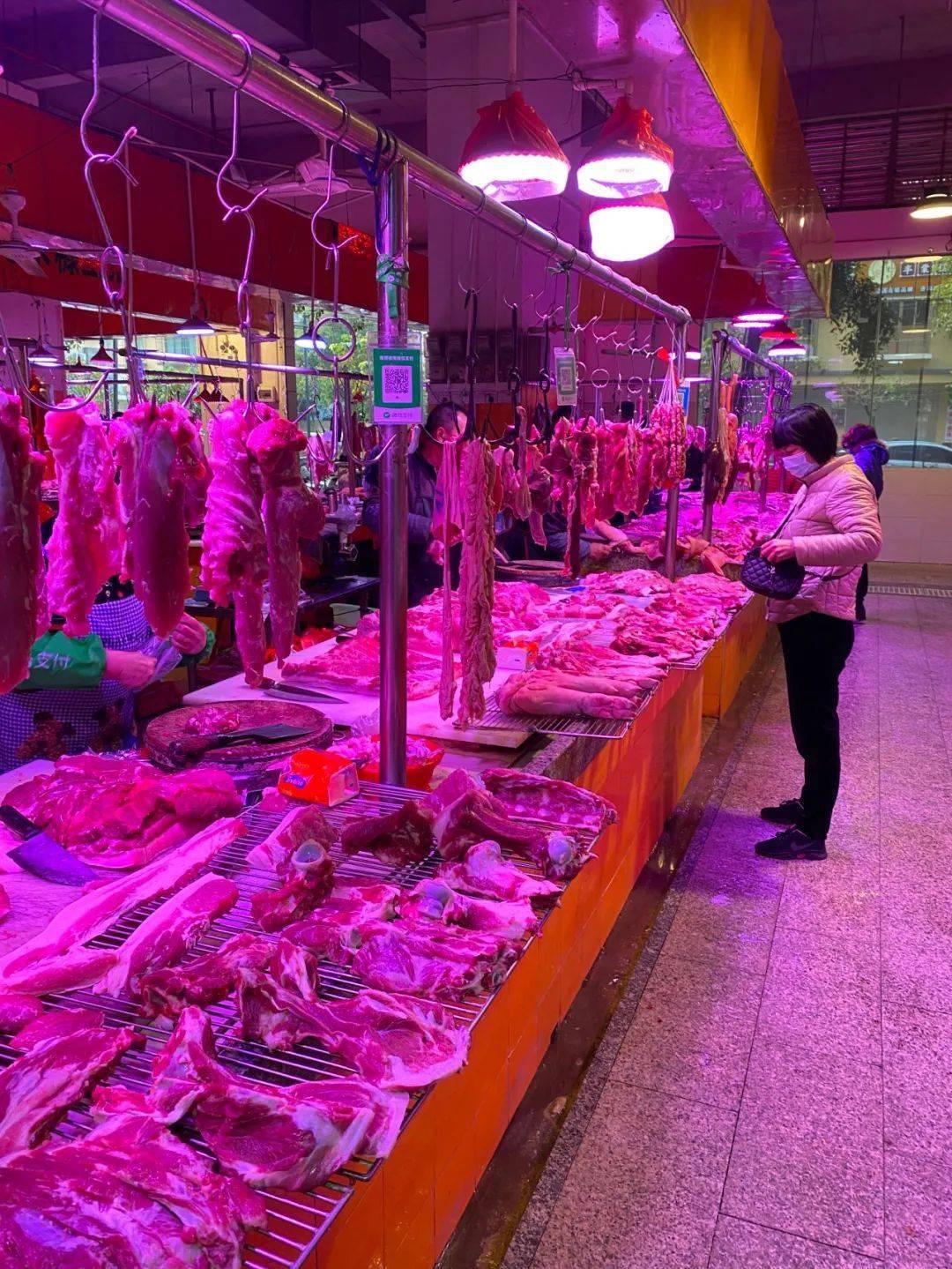 小编询问了一整排的猪肉档,来到粤西某菜市场后,菜市场价格低至12块