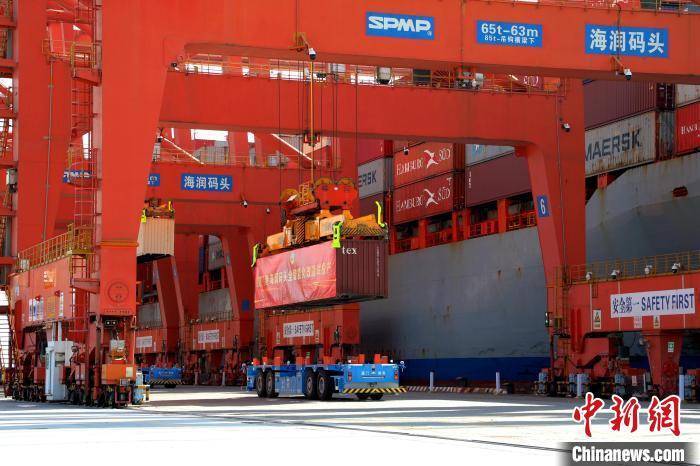中国首个传统集装箱码头全流程智能化改造项目试投产