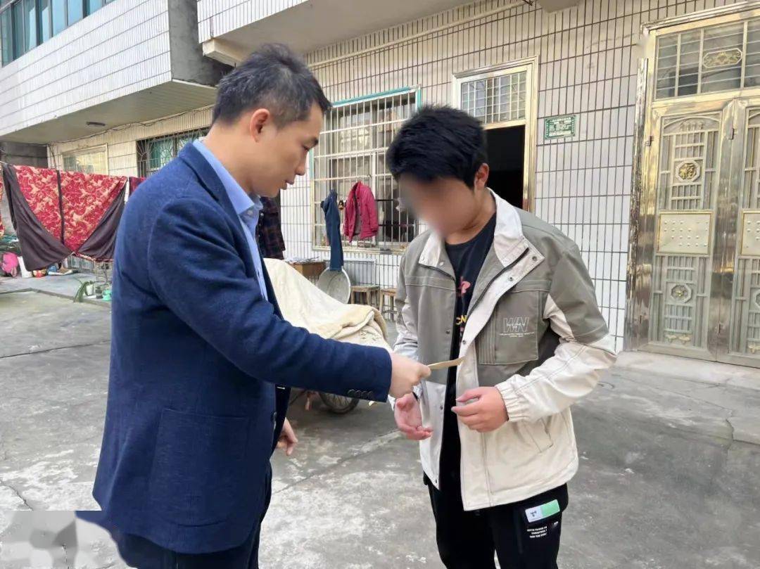 慰问湖南文理学院西安籍留常大学生团市委书记魏翔,副书记彭琪先后