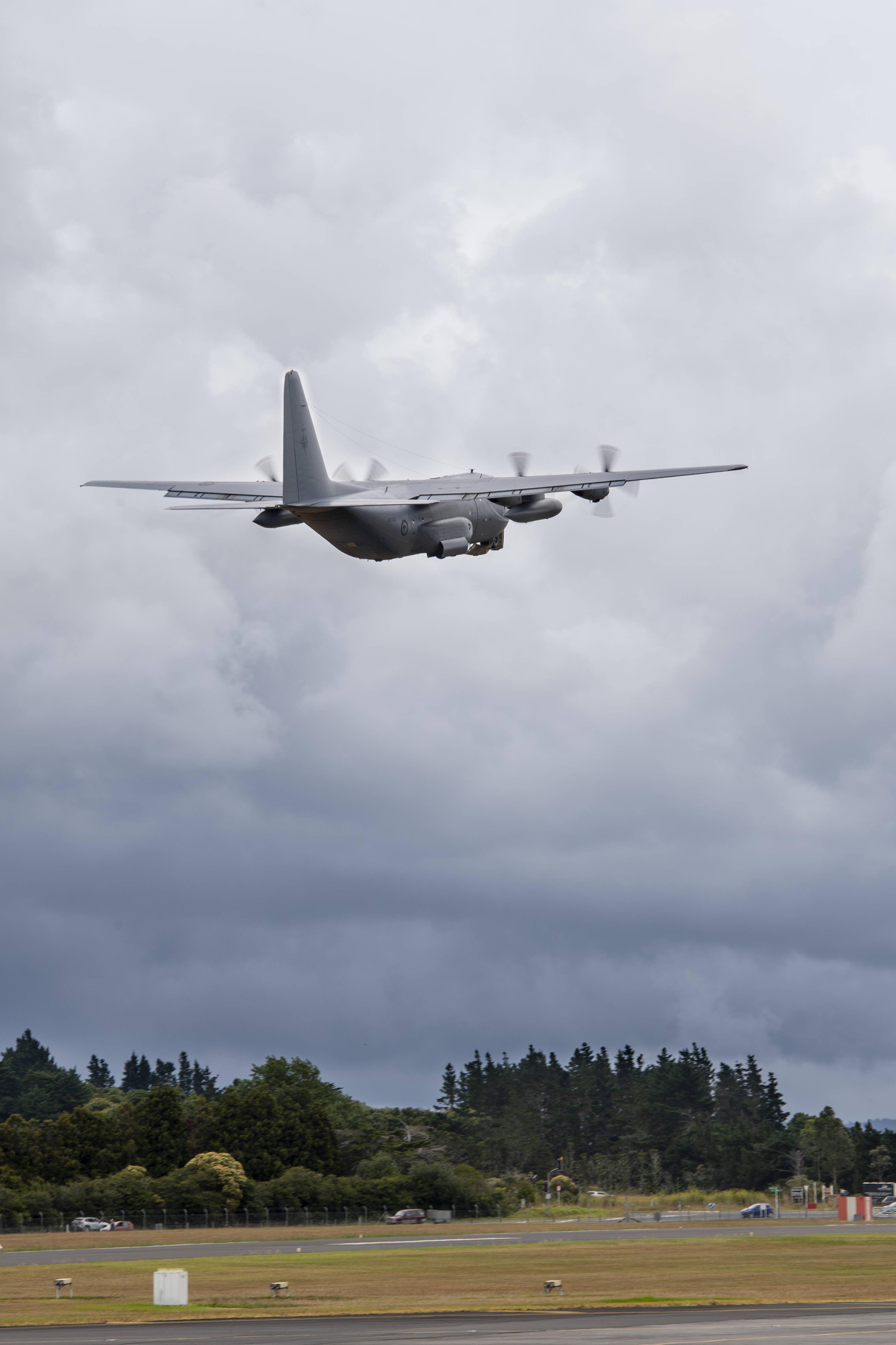 新西兰空军运输机飞往汤加运送救援物资_新华社_运载_国防部