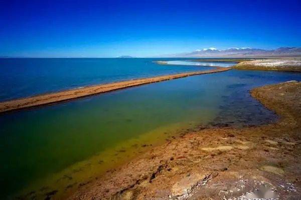 阿牙克库木湖,蓝水温柔了山峦.