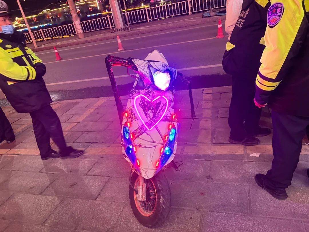 "鬼火"摩托车又称炸街车,未见其车先闻其声,刺目的灯光,轰鸣的响声及