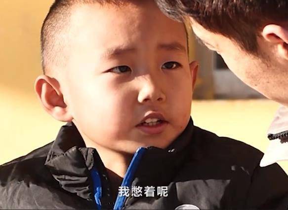 央广网评：7岁男孩“憋着不能哭”令网友破防，我们应做些什么？