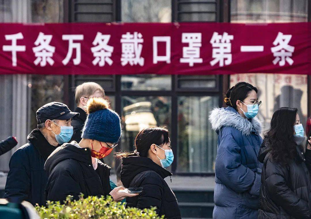 《戴口罩第一条 吴思剑 摄《同心战"疫 苏朝军 摄《消杀》