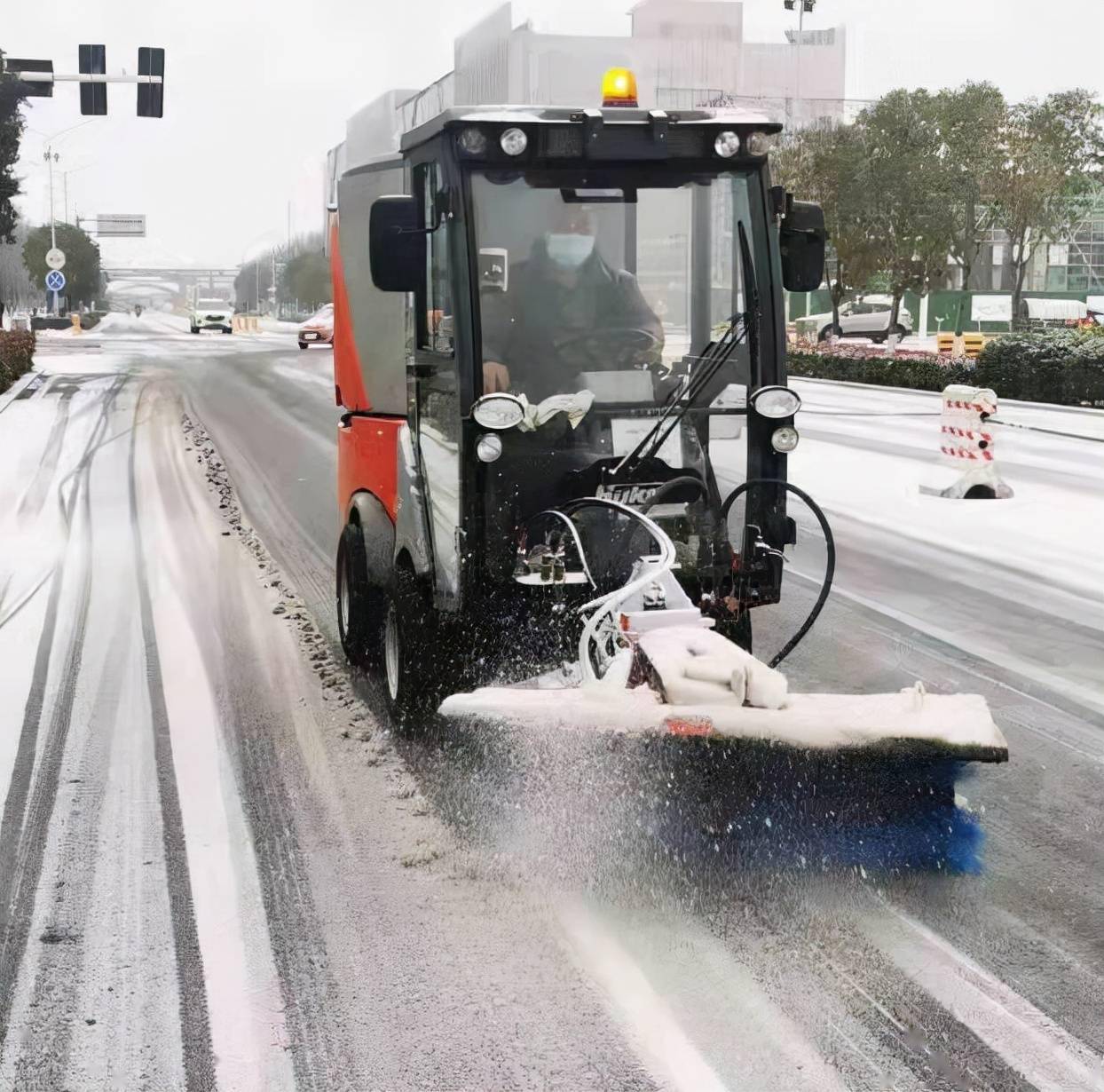 机械化人工除雪郑州出动28400余人清雪除冰目前主干道快速路等地通行