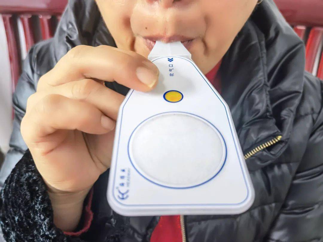 在县医院体检中心吹一口气就能轻松检测幽门螺旋杆菌
