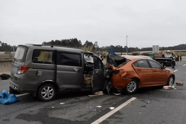 刘某在兴宁罗浮大坪非法揽客7人发生车祸3人死亡4人受伤