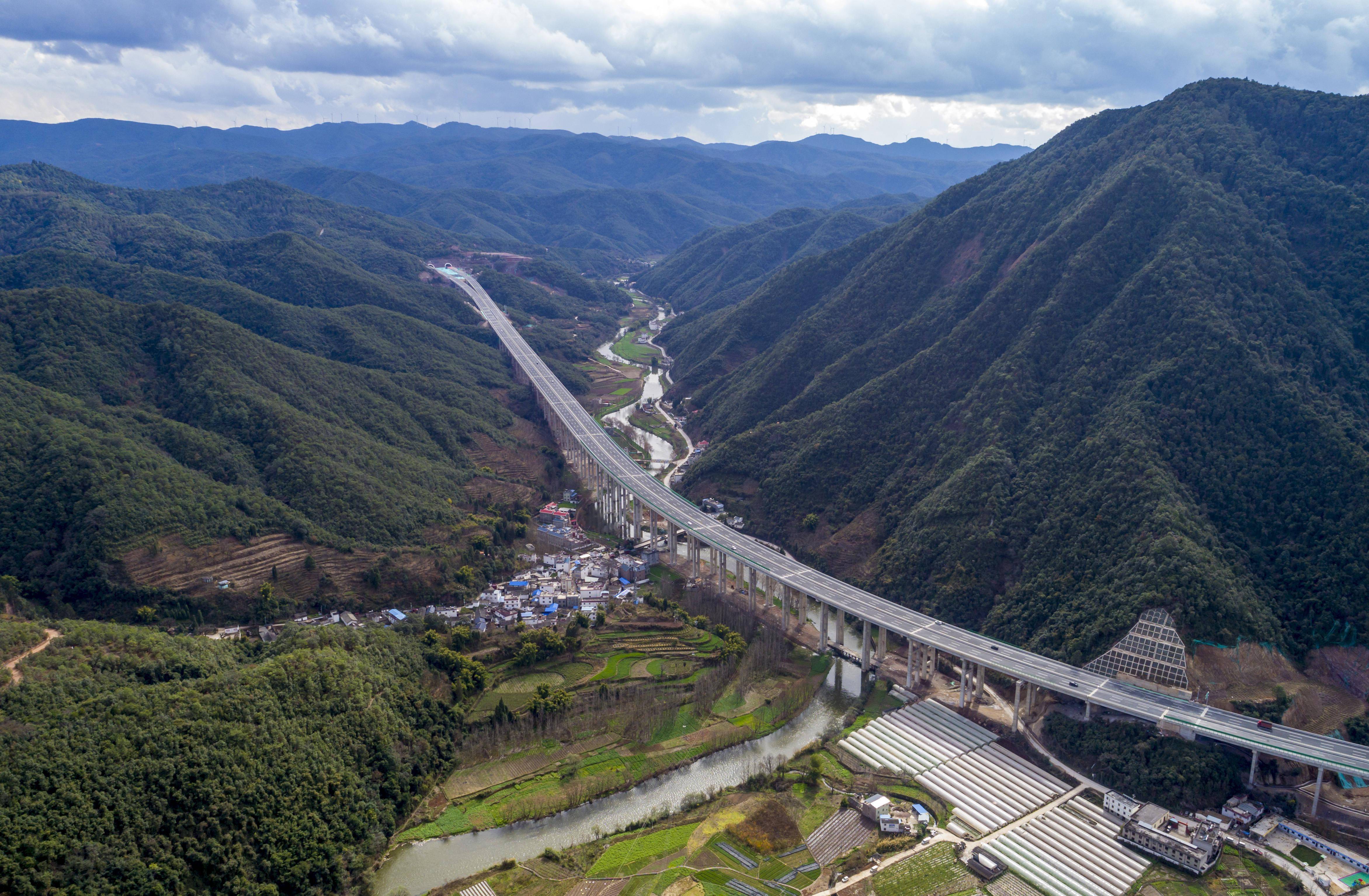 1月21日拍摄的新昆楚高速公路景色(无人机照片)