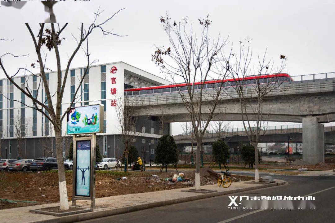 与此同时,与轻轨相接的轨道交通官塘公交站,轨道交通秦塘公交站正式