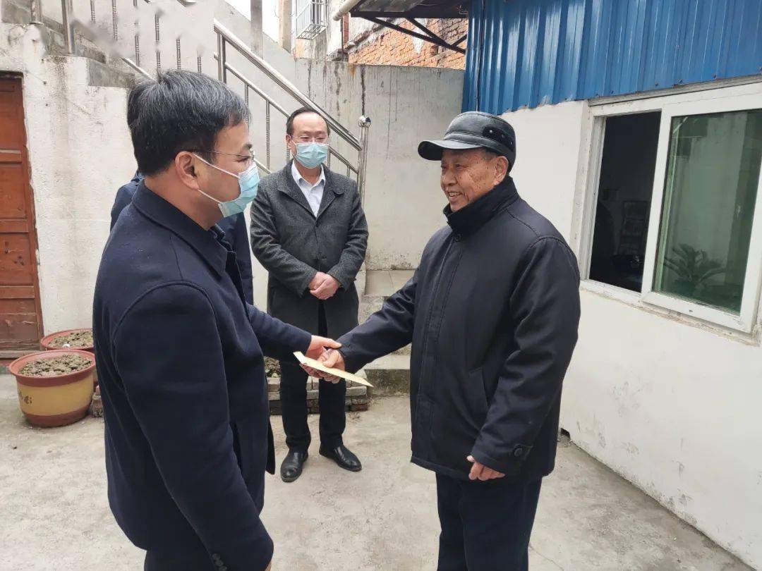 吴明哲春节走访慰问困难党员和群众