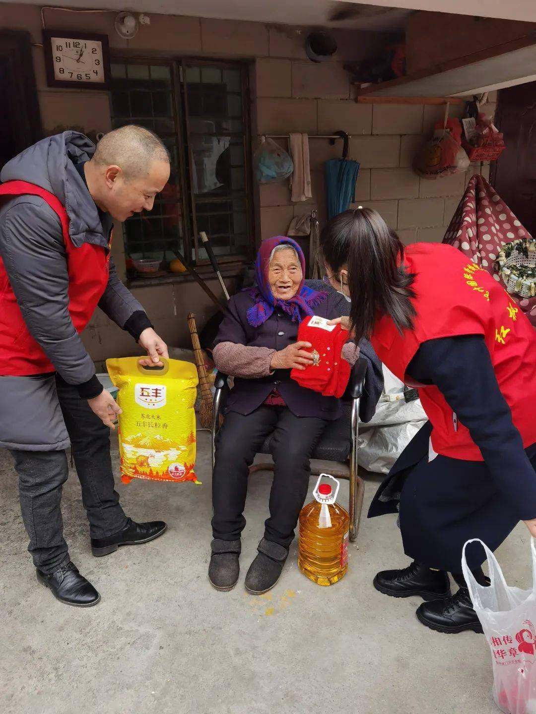 寒假前的最后一件事平湖枫叶国际学校党支部慰问所属社区部分老党员
