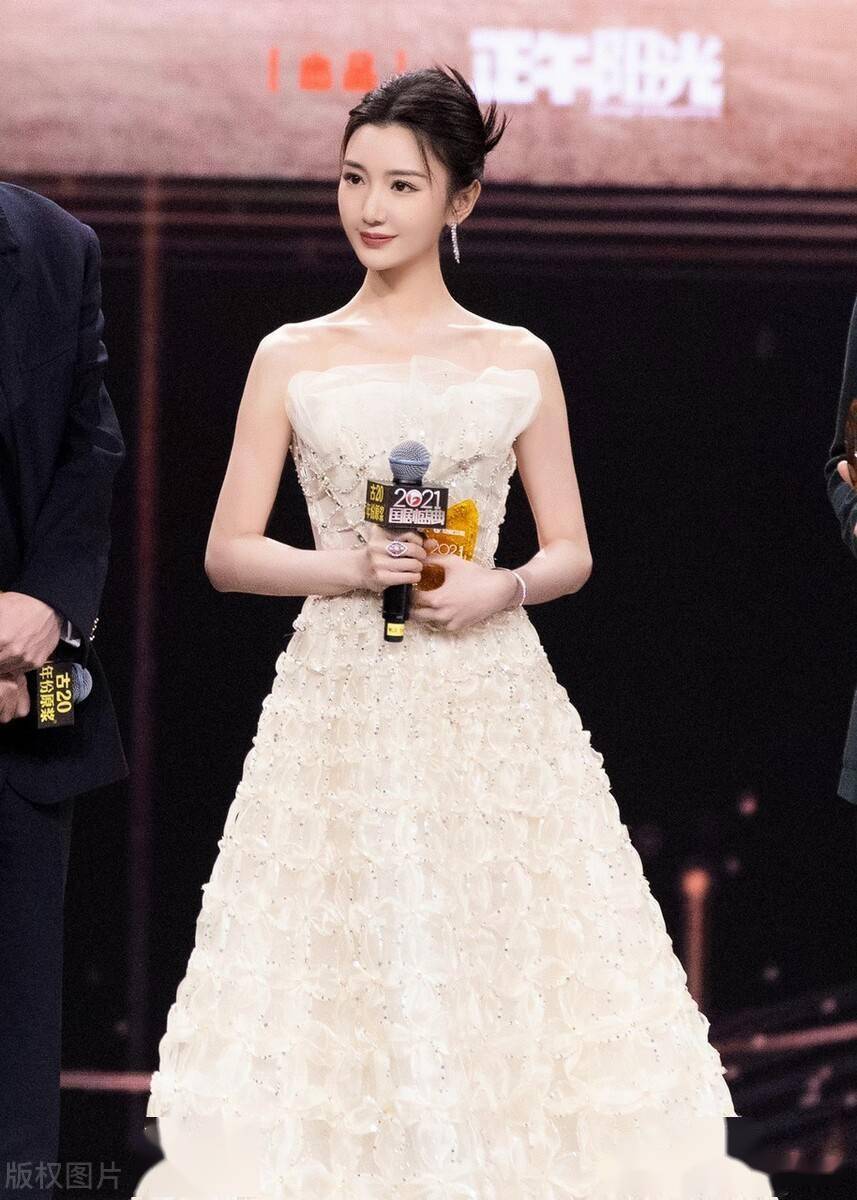 毛晓彤身着白色晚礼服妆容精致气质优雅自信大方