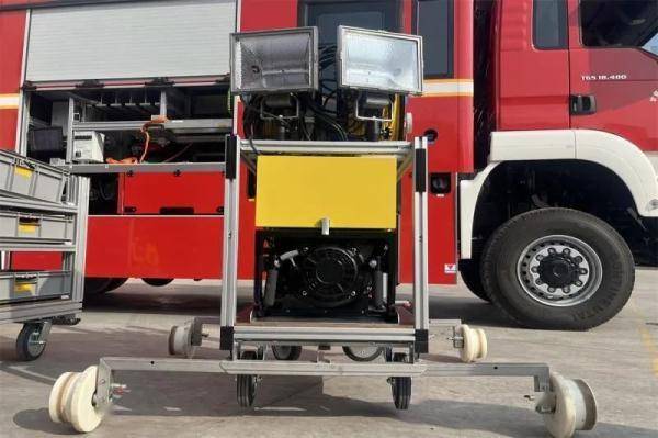 兰州消防新添省内首辆路轨两用消防车_救援车辆_轨道_抢险