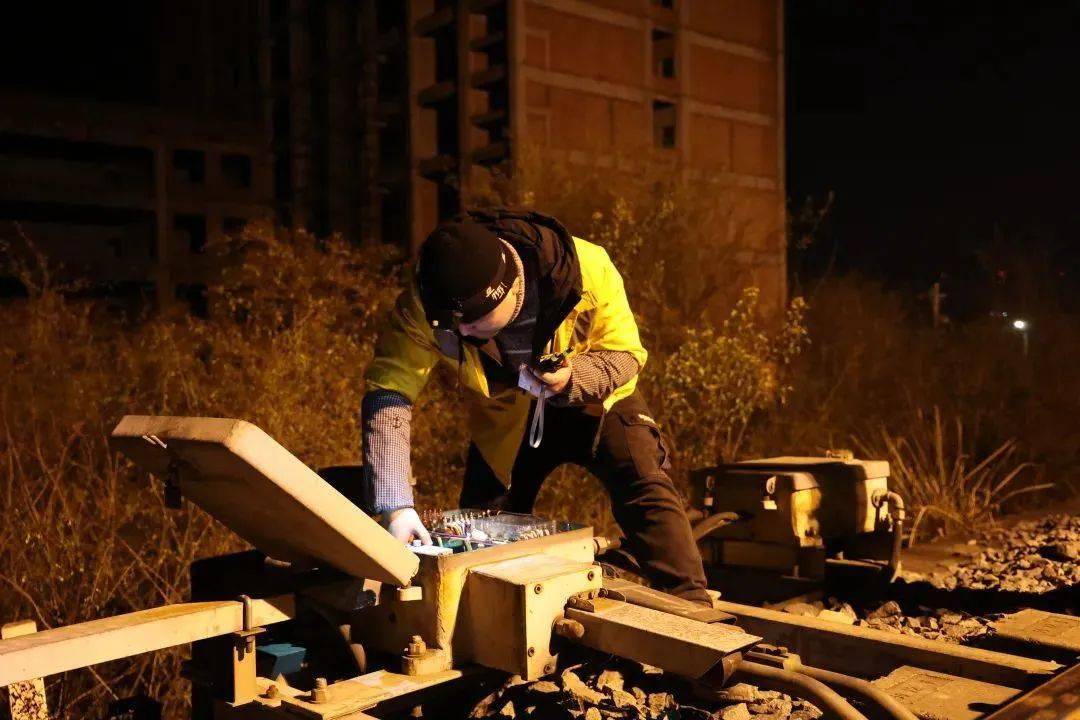 捷报汉巴南铁路巴中东站信号设备倒替施工顺利完成