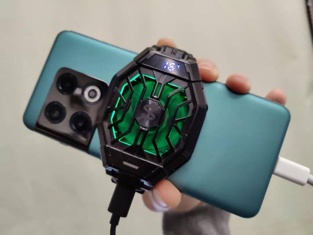 散热背夹能让骁龙8变得多强？我用3台手机试了试。