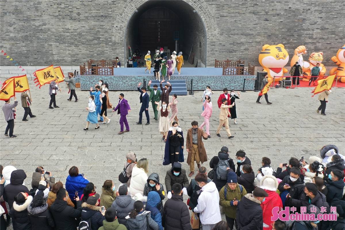 舞龙、舞狮、踩高跷……华谊兄弟电影小镇春节文化大餐已就位