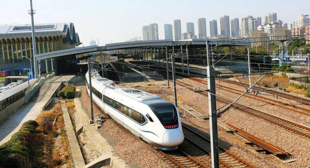 进站乘车请佩戴口罩,主动配合测温工作,金山铁路祝您出行顺利,虎年