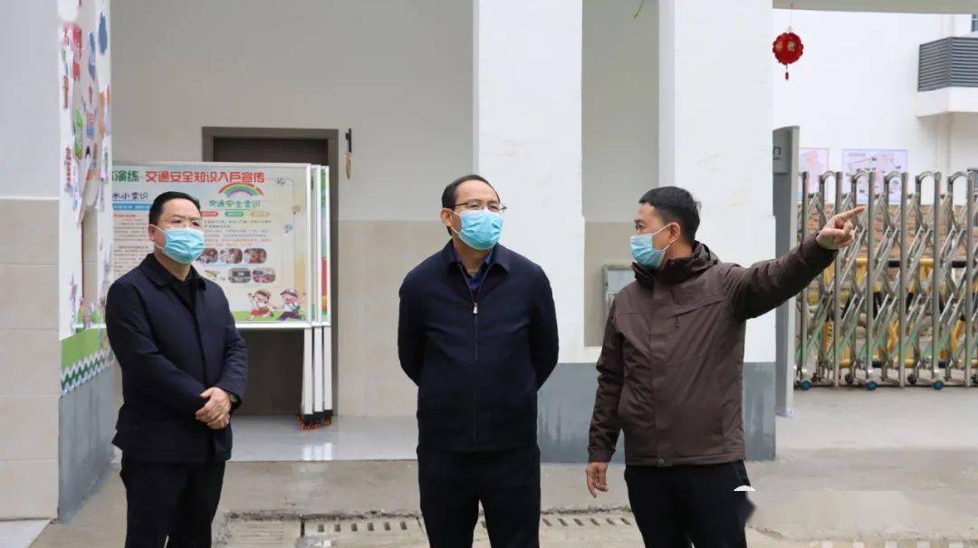 赖荣生到乐业县慰问村"两委"干部和困难党员群众_老人_王功华_生活