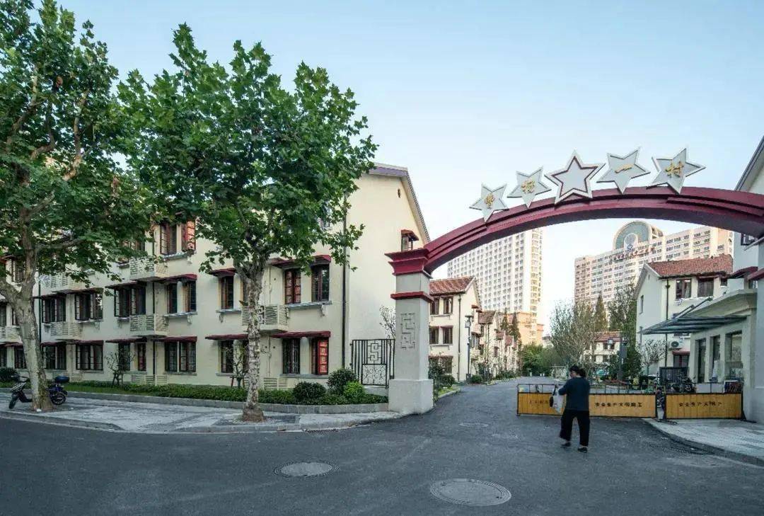 70岁的曹杨一村旧改进行中既恢复建筑原貌又改善居住质量