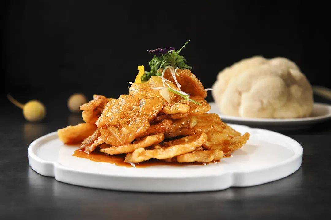 锅包肉,著名的东北菜,由一百多年前的一代名厨郑兴文首创.