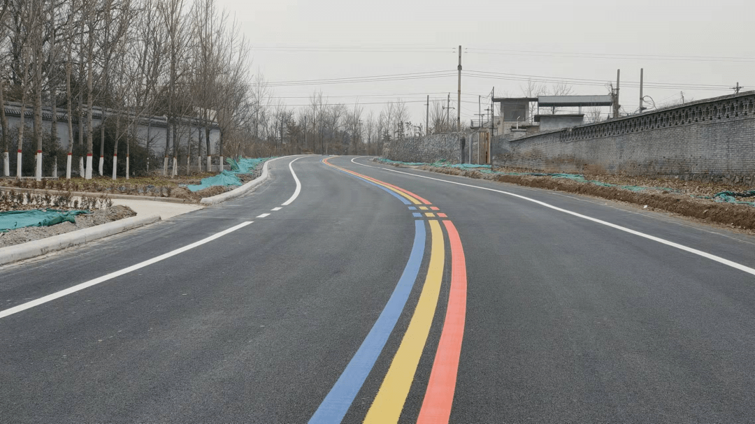 新铺的柏油路面,配上这红黄蓝三色道路标线,是不是看着就高大上?