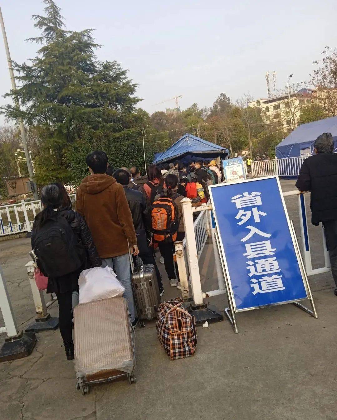 排队半小时信丰一网友投诉火车站核酸人员少排队慢