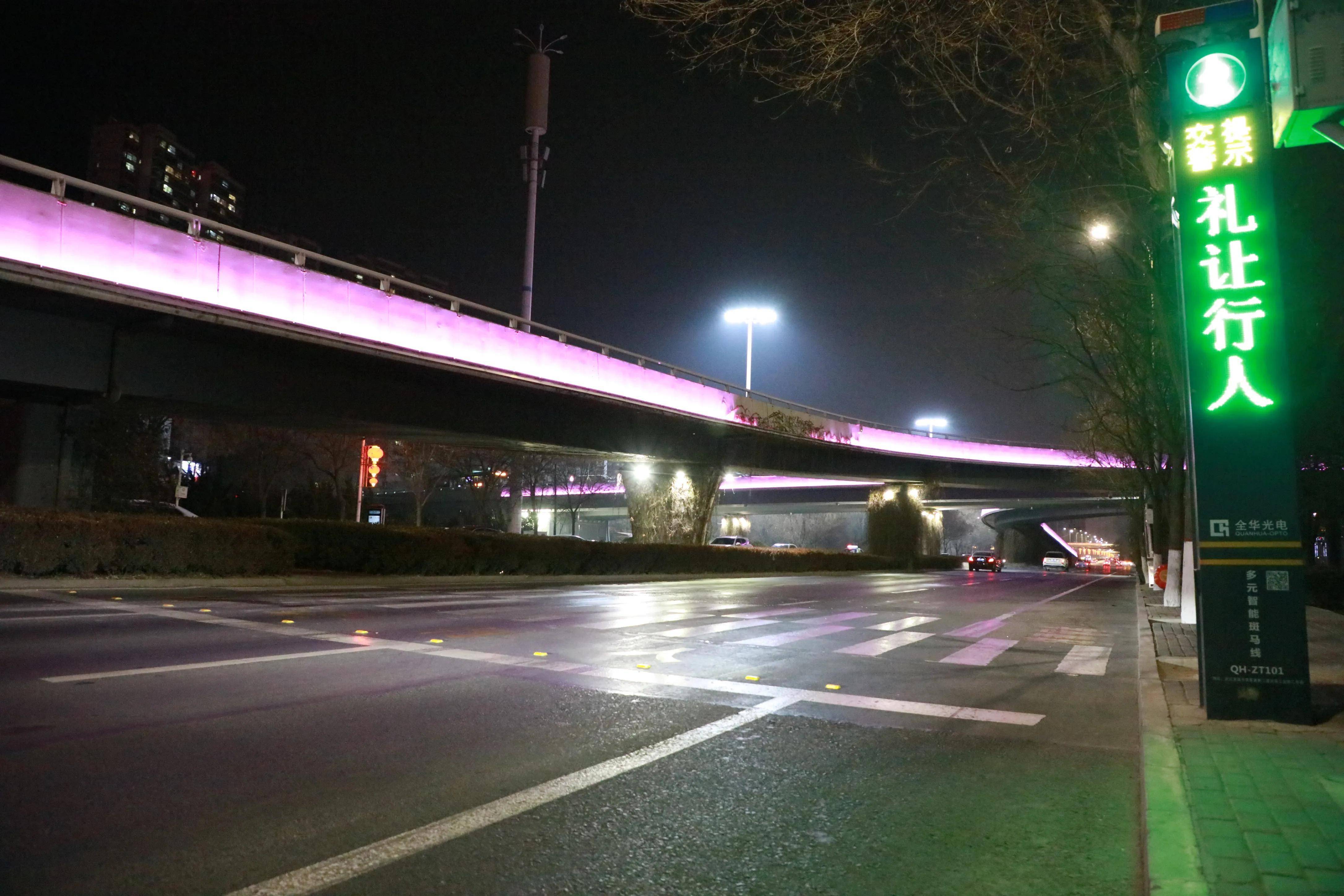 夜光斑马线亮相兰州街头夜间礼让行人不能忘