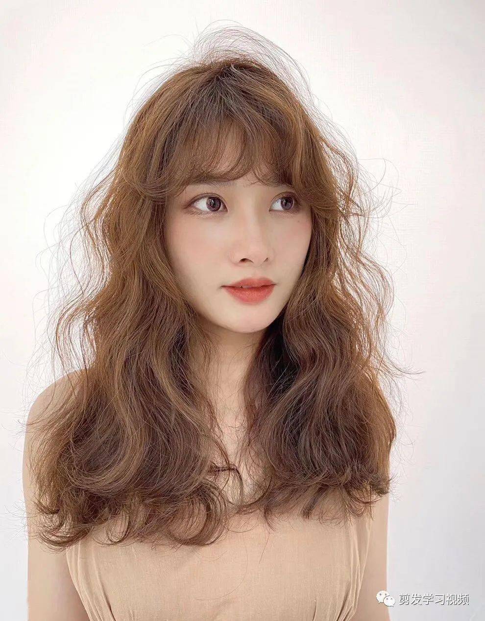 年底烫发就选法式蛋蛋烫减龄显气质