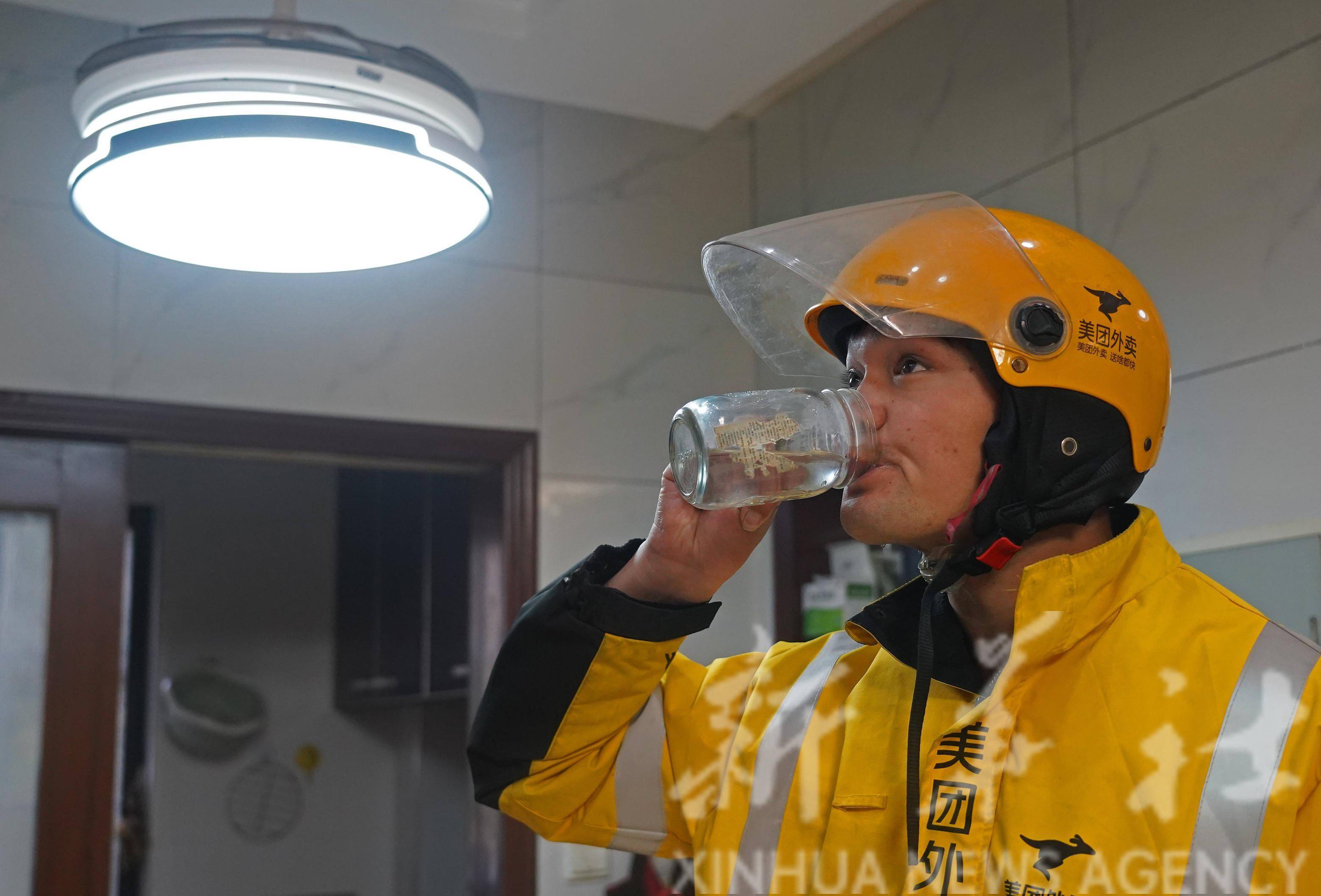 脑瘫外卖小哥微笑面对生活中的艰难