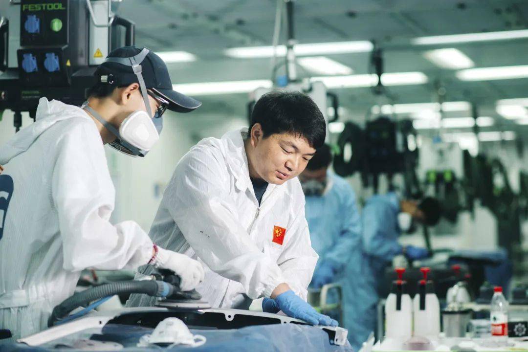 世界技能冠军杨金龙在技术指导构建技能人才培养载体平台1高技能