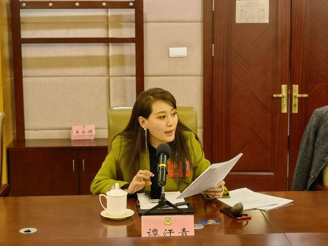 来看这些山东两会的青年身影