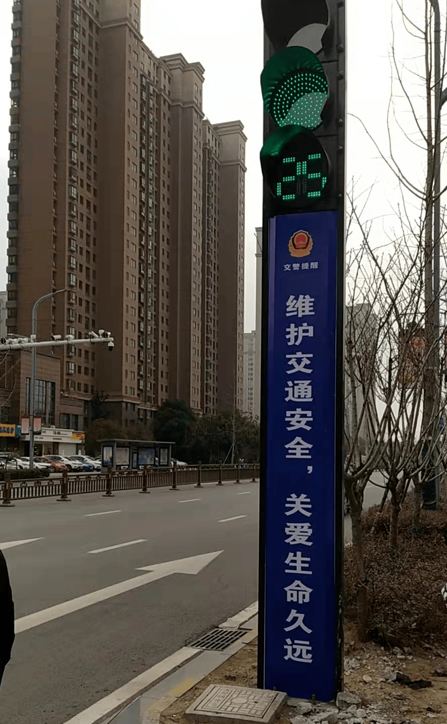 利用人行横道红绿灯张贴宣传标语.