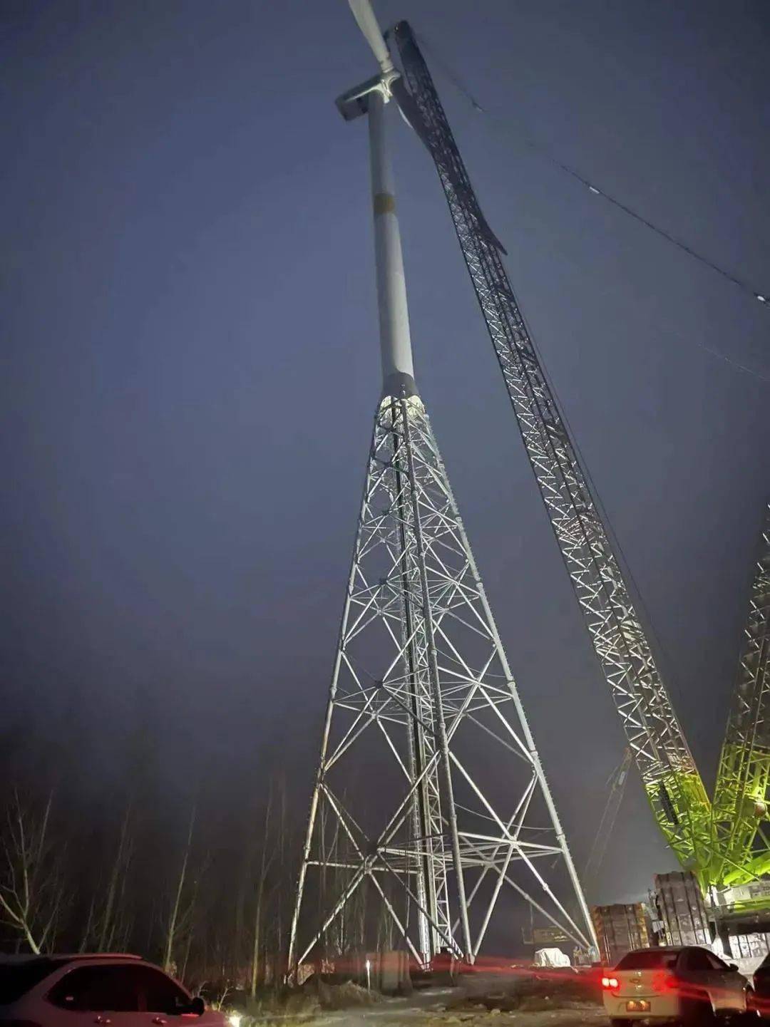 攻坚克难中联重科履带吊助力明阳首台桁架式风机吊装成功