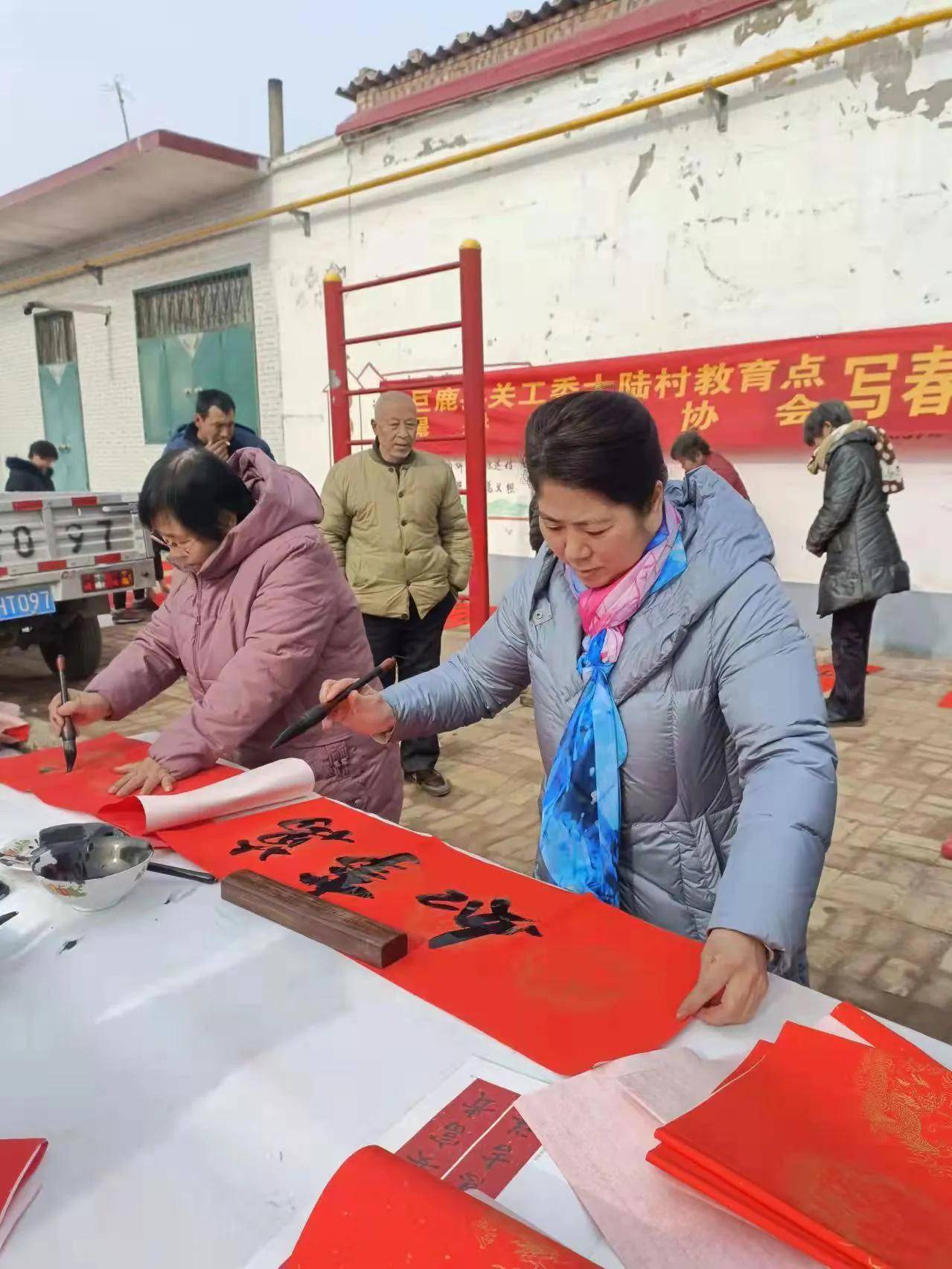 巨鹿县大陆村书法协会义务为村民写对联