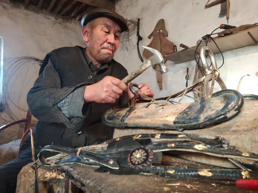 老人制作马鞍40余年见证哈萨克族手工艺品文化传承