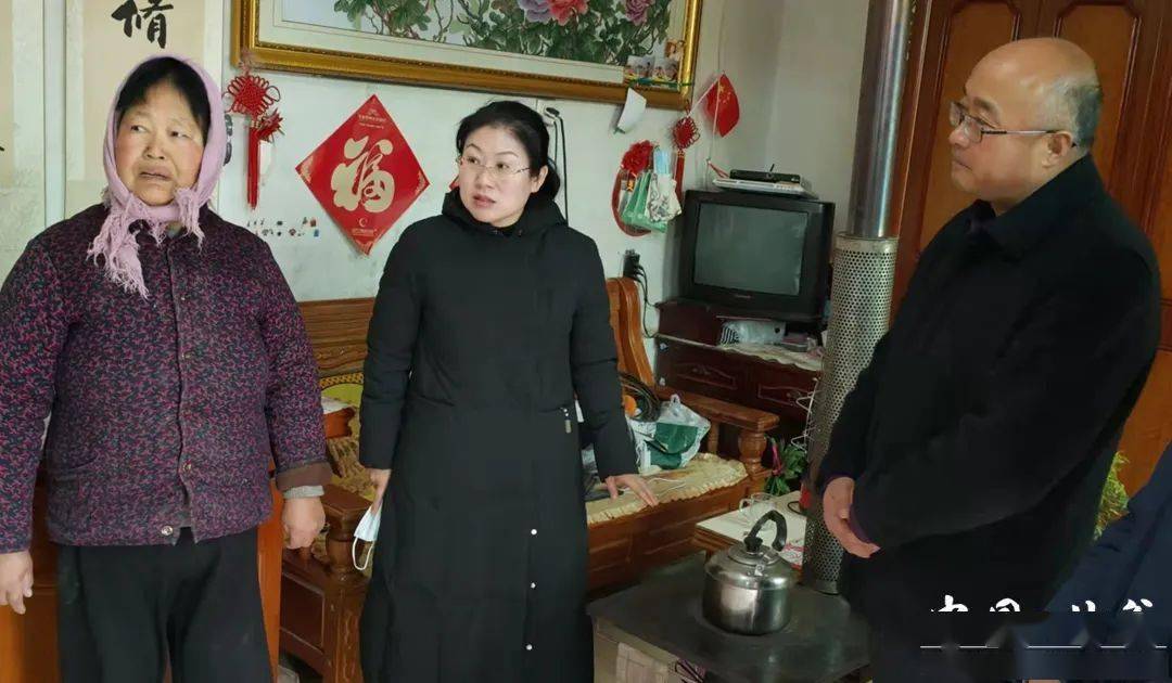 霍艳平,蒋文强调,镇村两级干部要经常深入到群众家中,详细了解他们的