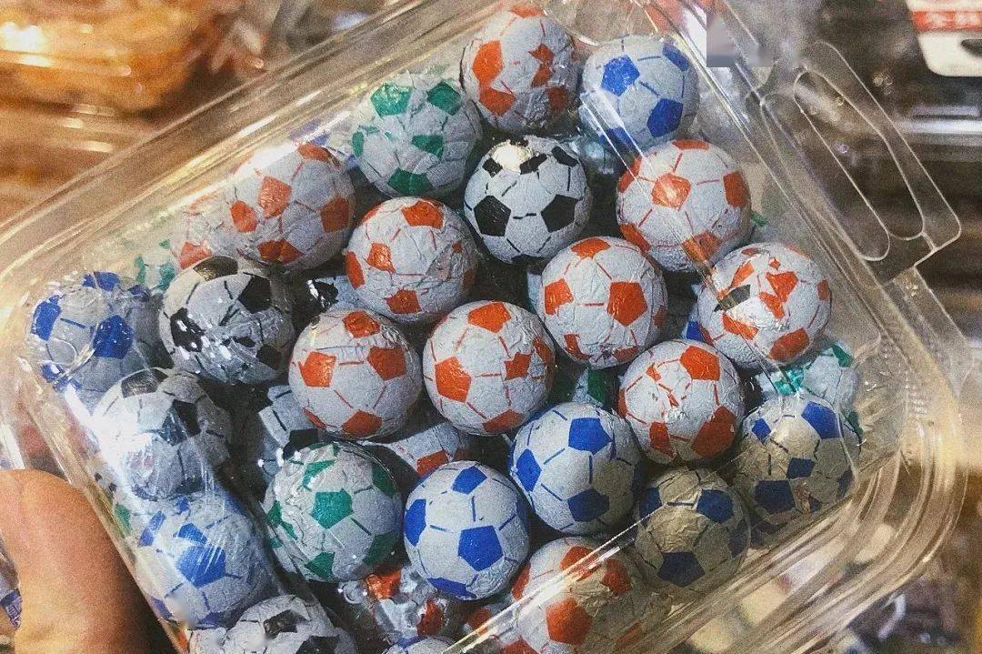 这种巧克力你吃过吗儿时年味代表糖果还有足球巧克力若要小q来说想必